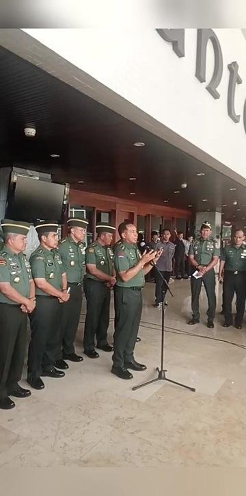 Mengikuti Konfrensi Pers Panglima Tni Jenderal Agus Subiyanto Yg Baru