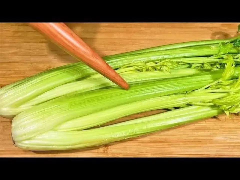 天冷要多吃芹菜，教你一个神仙吃法，不炒不凉拌，连吃7天都不够