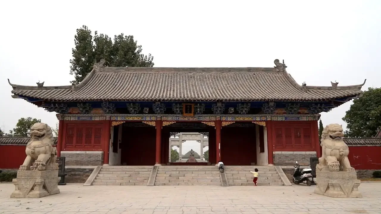 燧皇陵，即燧人氏陵，中国旅游精选景区，三皇之首，奉为天皇，华夏文明火种采集地。