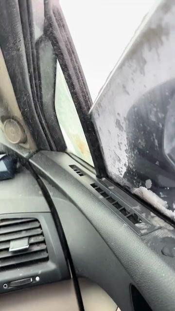 新疆大風暴雪，許多汽車玻璃被吹走，大批旅客滯留。