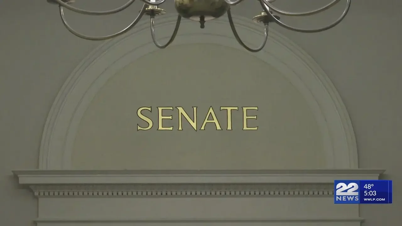 Sessions held open, but still no budget deal