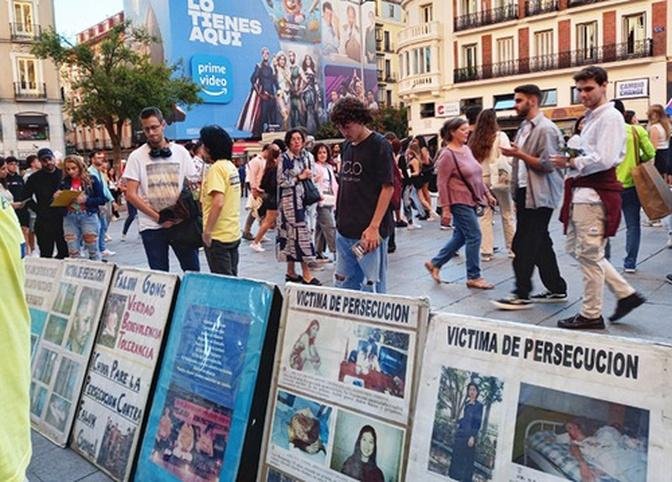 Spania: Expunerea persecuției Falun Dafa în timpul unui eveniment desfășurat în centrul orașului Madrid