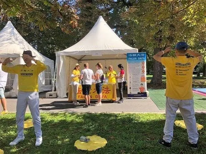 Austria: Prezentarea Falun Dafa participanților aflați la evenimentul “Ziua Sporturilor”