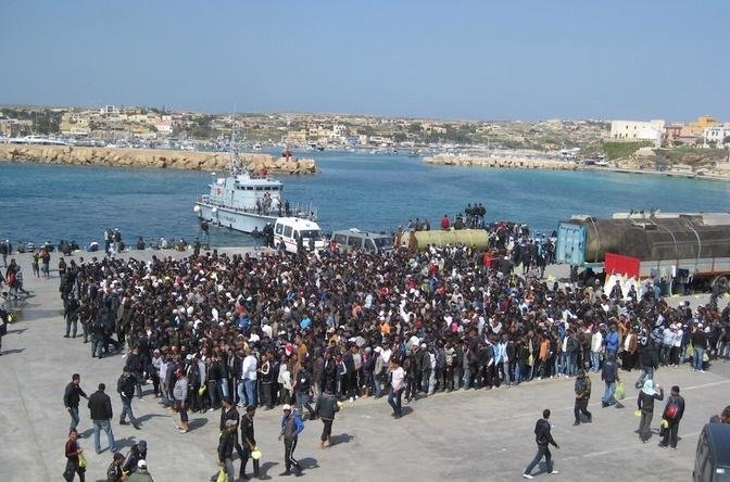 Lampedusa, emergenza immigrazione: oltre 7000 sbarchi in un giorno