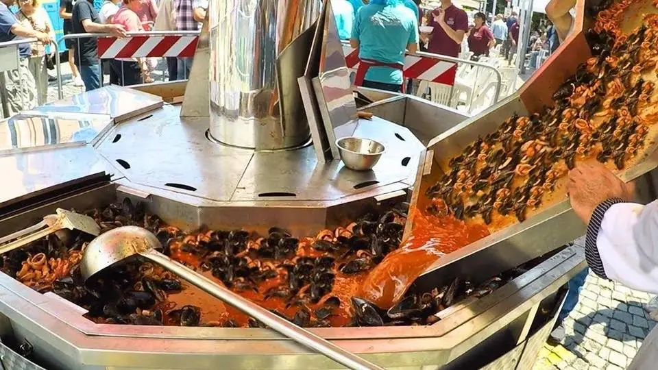 Biggest Pan of Seafood, Huge Grills of Meat & more. Italian Street Food Festivals