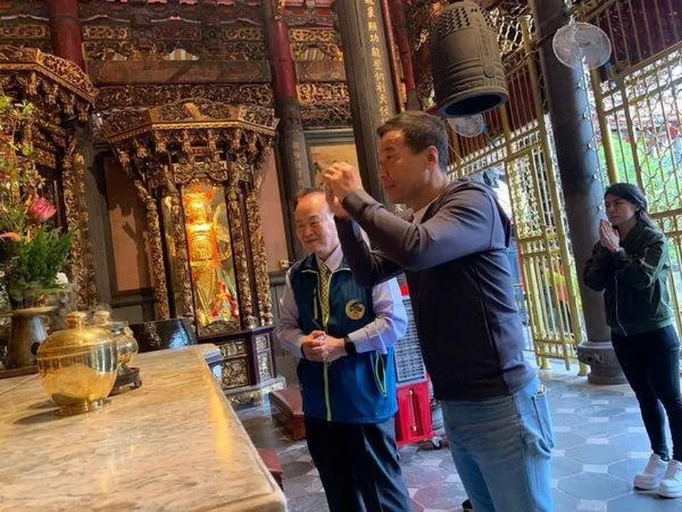 #艋舺龍山寺 是地方信仰中心，在地朋友有事祈求，皆會到寺中一解迷惑。#鍾小平