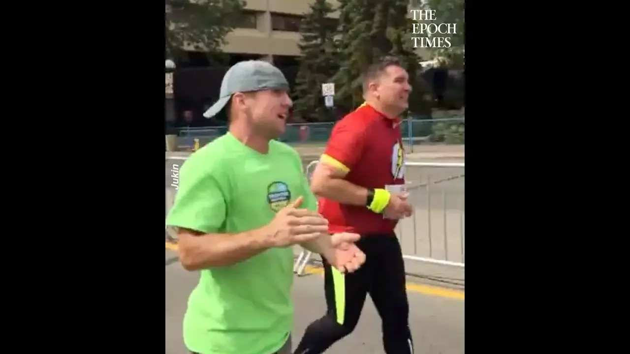 Volunteer Motivates Runner in Last Lap of Marathon