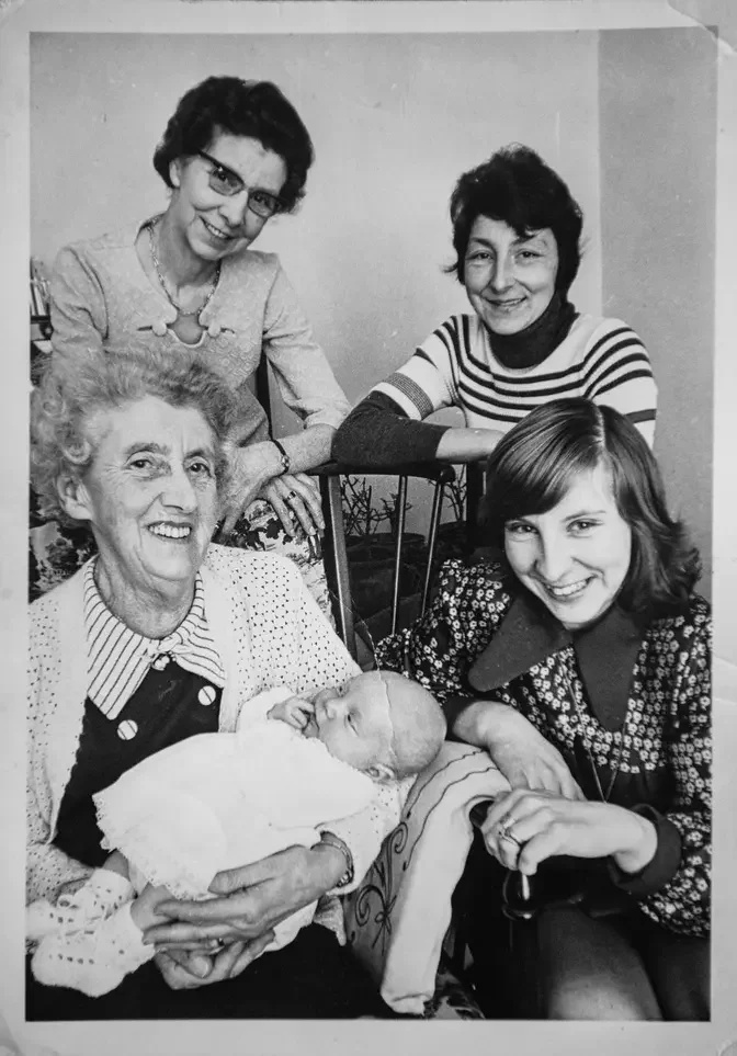 Family Who Welcomes 5th-Generation Baby Girl After 52 Years Says It’s ...