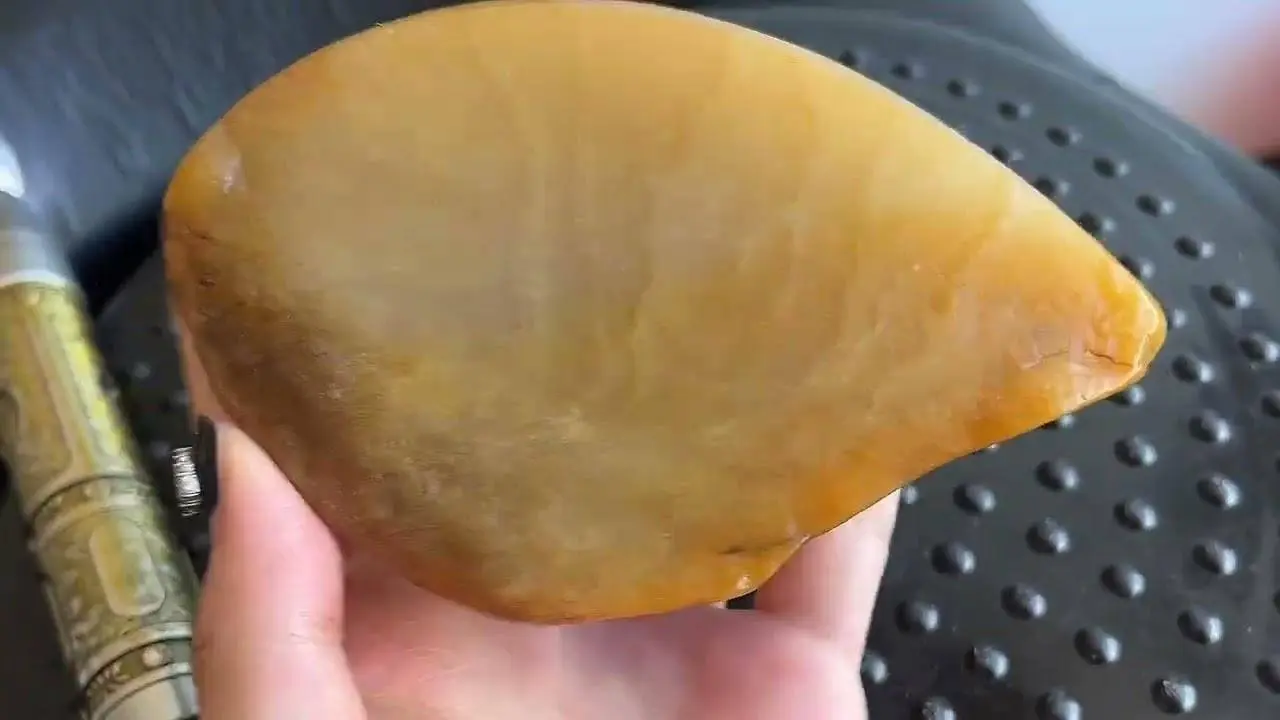 这料子太细腻了！冰透感满满，戈壁玉原石整体完整饱满
