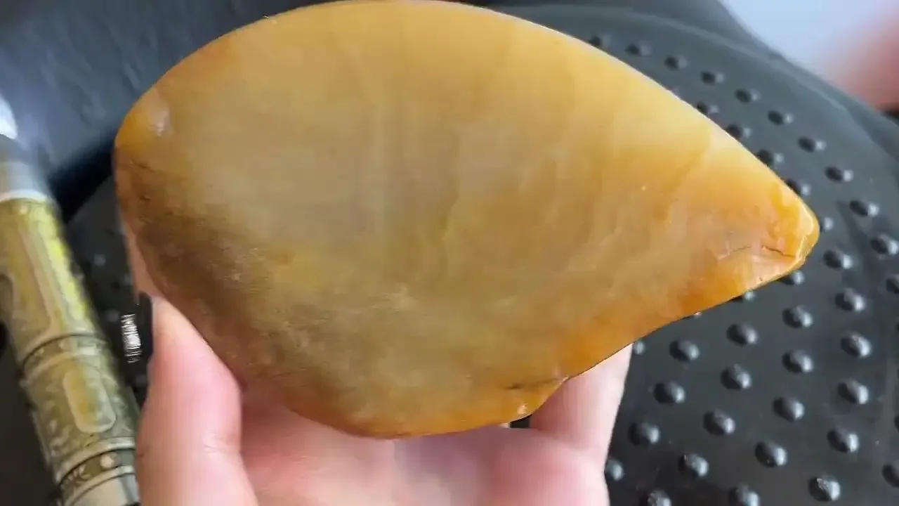 这料子太细腻了！冰透感满满，戈壁玉原石整体完整饱满
