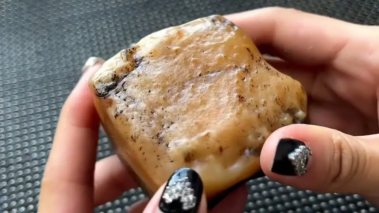 天然黑皮精品沙漠漆原石，满漆面漆肉精致收藏级