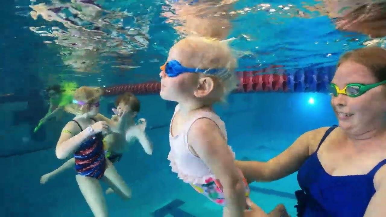 Swimming With Big Sister | Videos | Elizabeth Swims | Gan Jing World