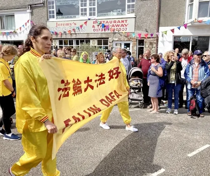 MAREA BRITANIE: Practicanții au defilat la un festival comunitar pentru a răspândi valorile prețioase ale Falun Dafa