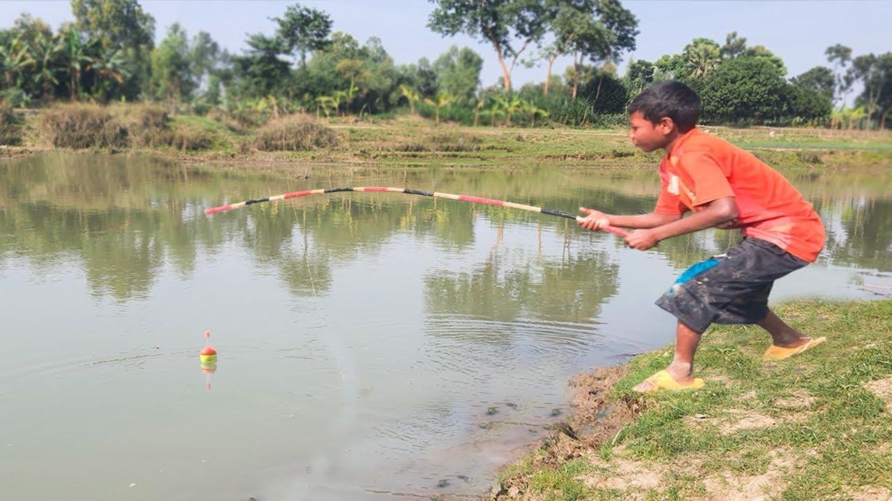 Fishing Video || The fisherman boy is fishing with a hook in the canal of the field || Fishing trap