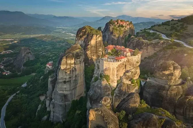 Metéora viewed from the air. (Martin Mecnarowski/Shutterstock)