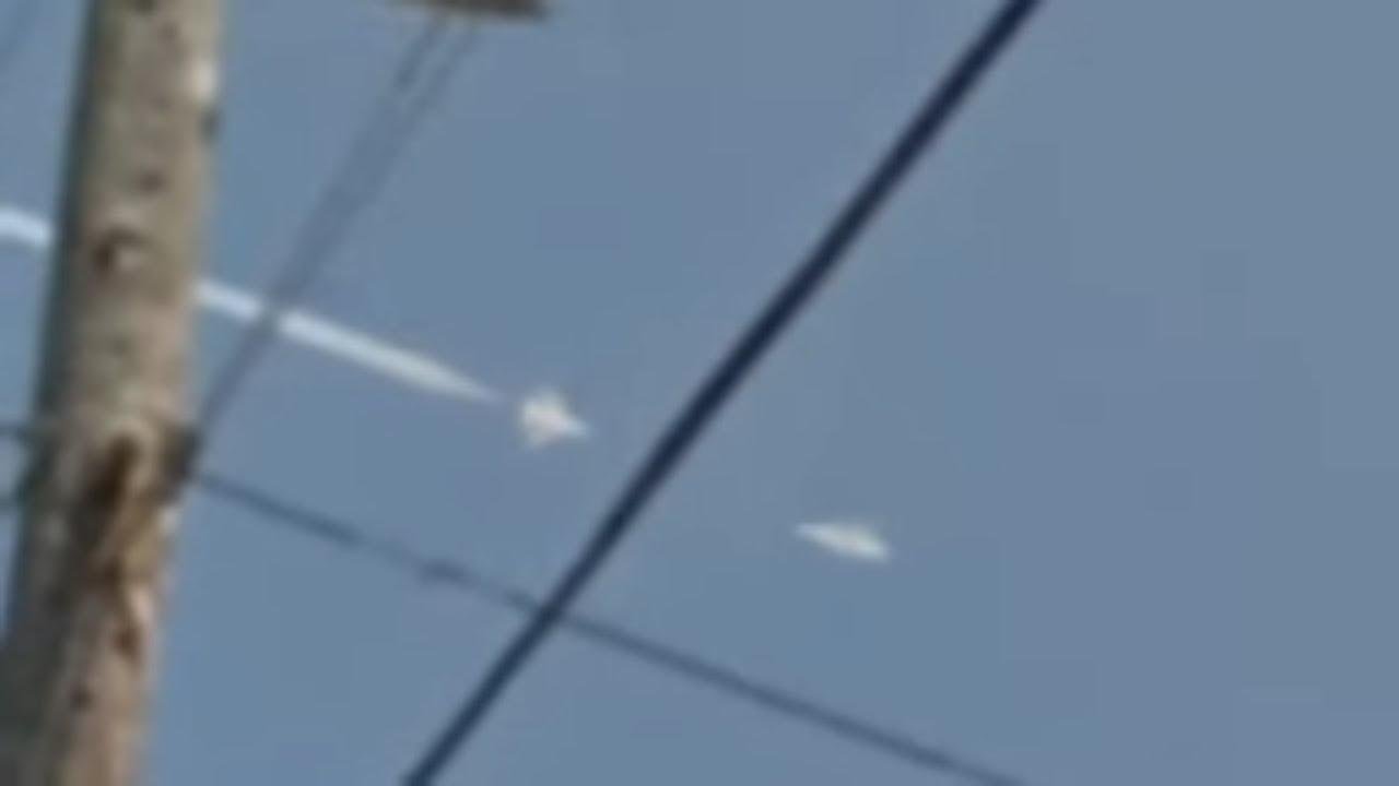 Eerie moment ‘UFO speeds after passenger jet and overtakes it’ !! UFO Footage