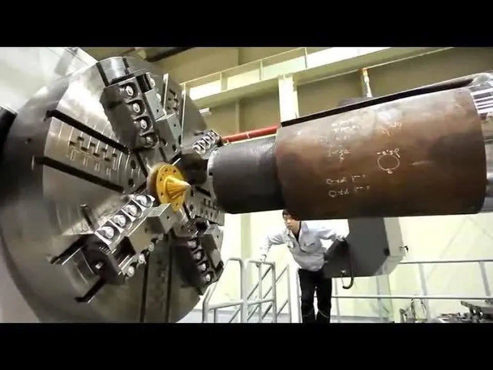 The world's largest lathe in operation 
