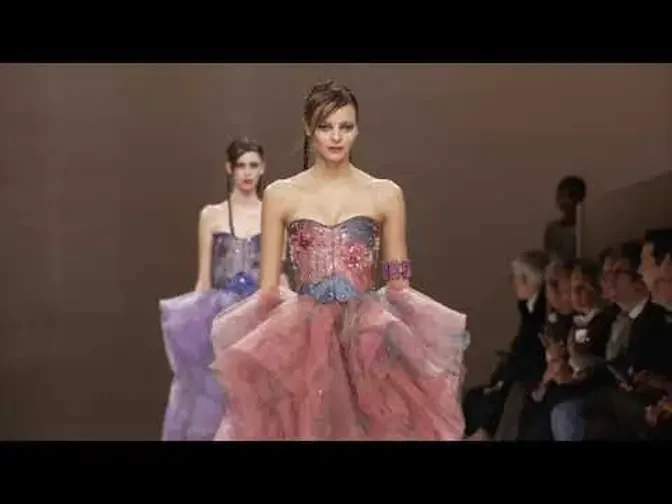 Giorgio Armani Privé Spring Summer 2024  Fashion Show - Haute Couture en Jeu .