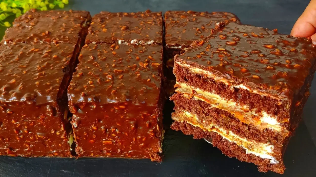 Der berühmte Snickers-Kuchen, der auf der Zunge zergeht! Sehr einfach und sehr lecker!