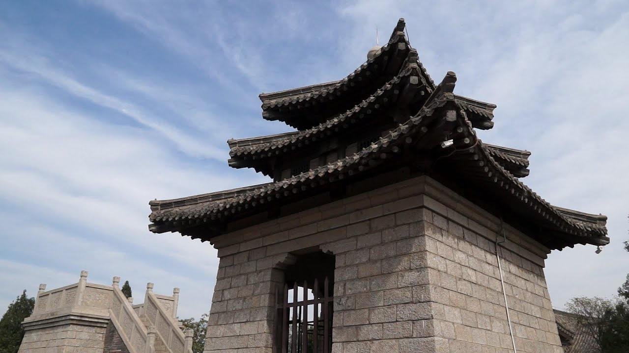 水泊梁山，中国旅游精选4A景区，十佳山岳旅游区，因《水浒传》闻名遐迩。