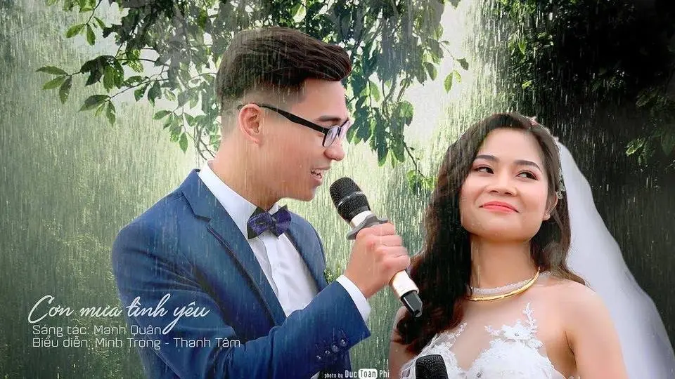 Không ngờ cô dâu, chú rể hát Cơn mưa tình yêu hay vậy