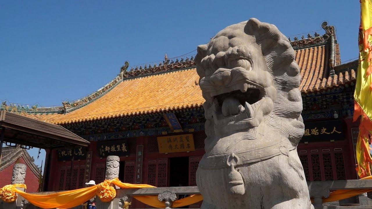 太昊陵，中华人文始祖陵寝，由三道皇城构成，是历代帝王祭祀之处。