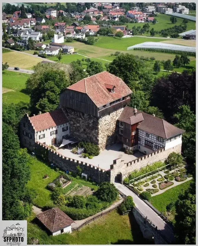 Amazing swiss countryside castle Schloss Mammertshofen