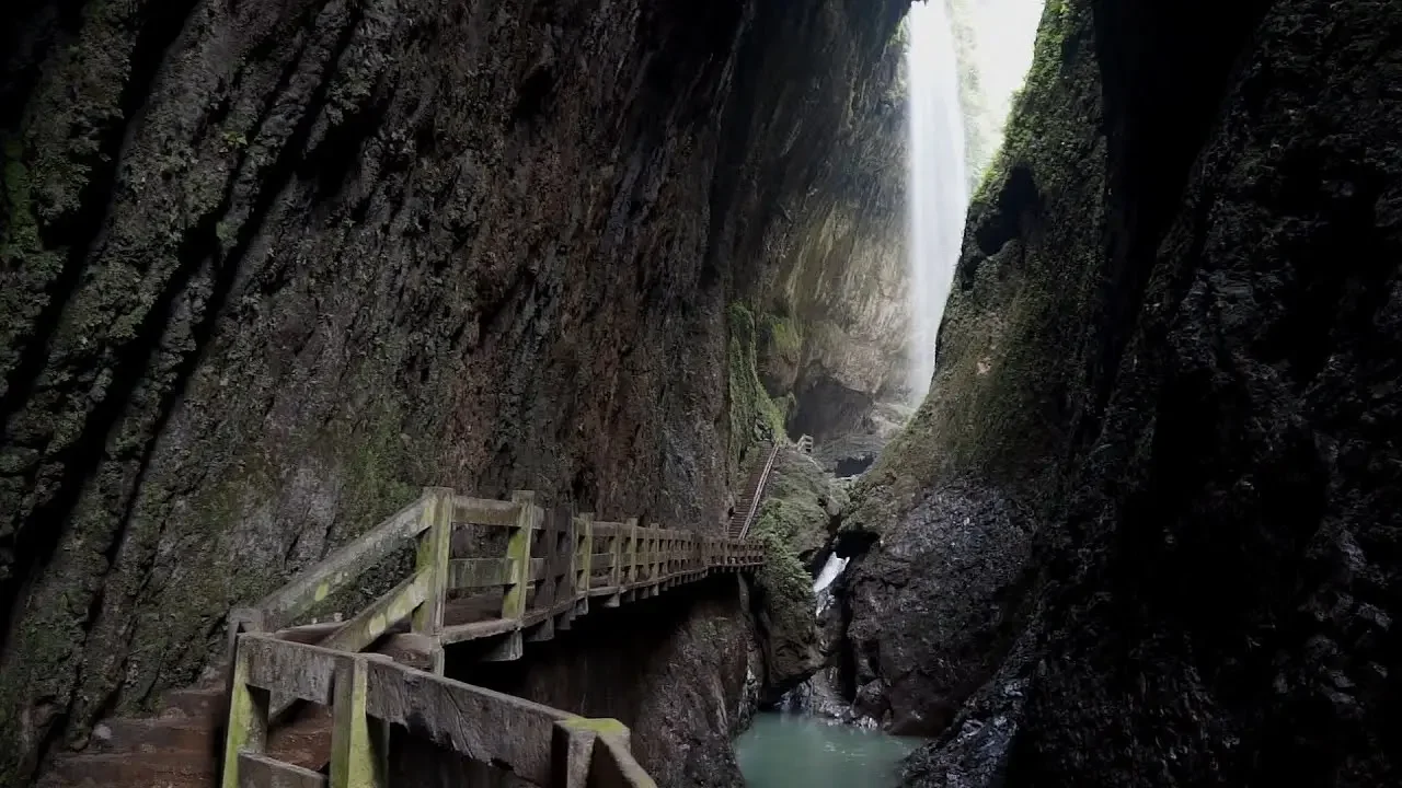 龙水峡地缝，中国旅游精选5A景区，世界自然遗产，喀斯特地貌景观，国内新锐五大景区。