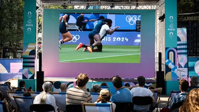 LIVE: Fans Watch Paris 2024 Closing Ceremony on Large Screen in Central Paris