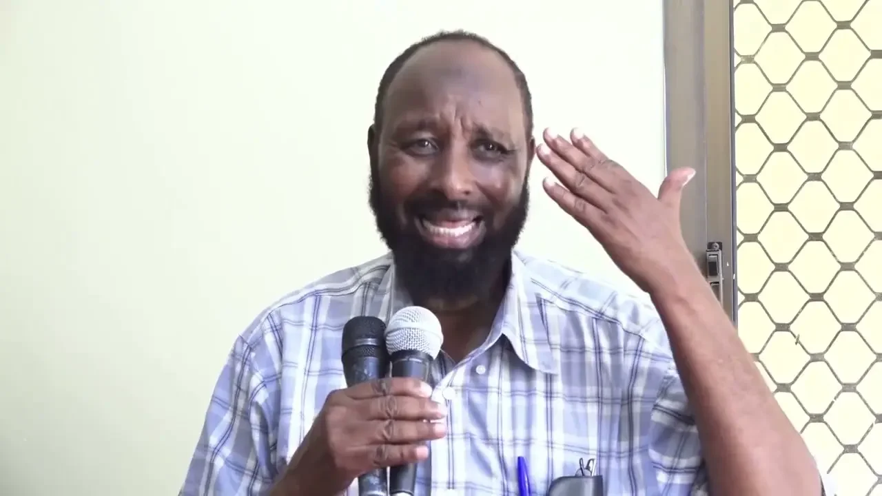 Ganacsatada G/Banaadir oo ka cabanaya rag ku labisan dharka ciidanka oo ka qaada lacago.