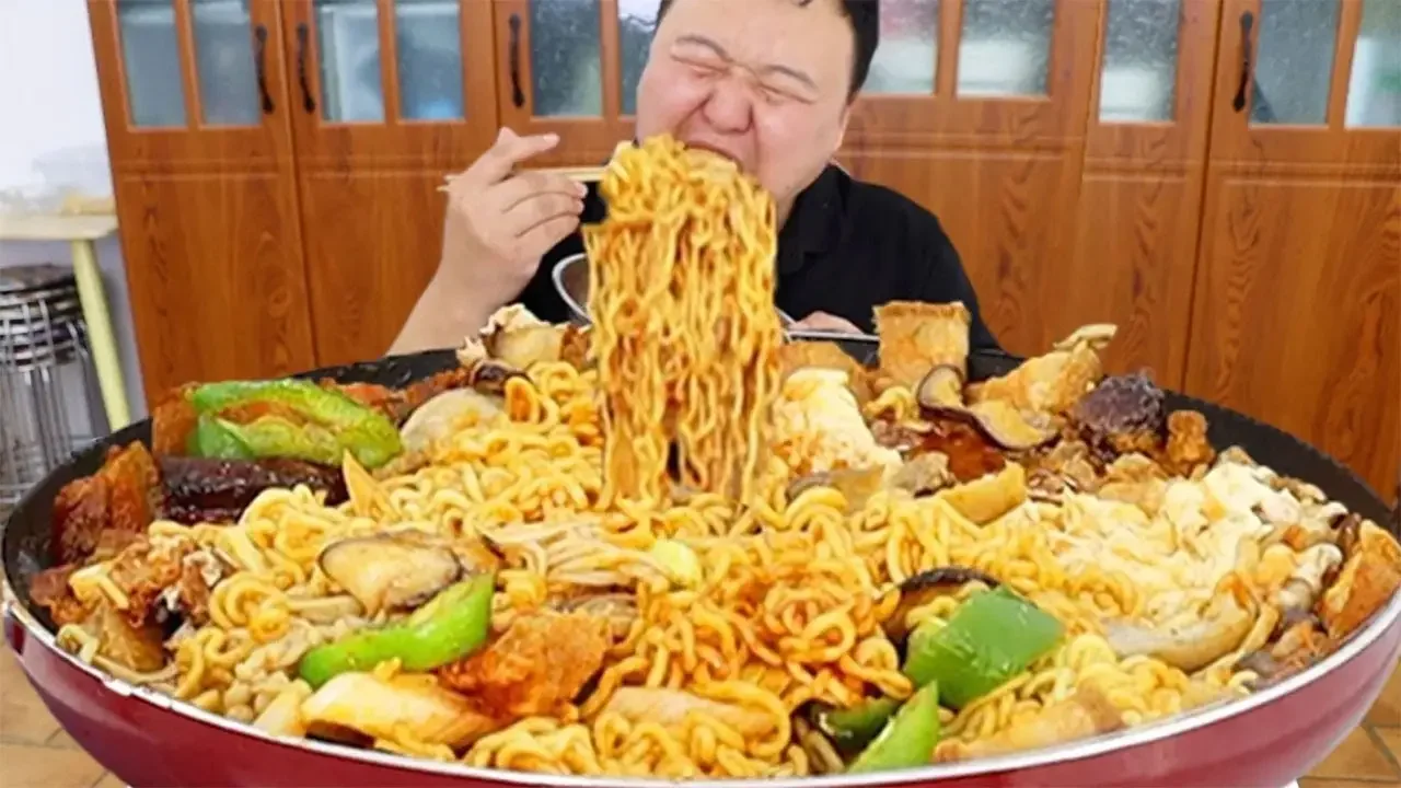 3斤五花肉，阿强做“泡面神仙吃法”，香辣劲道大口嗦着吃真过瘾｜Mukbang【cram阿强】