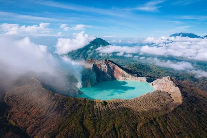 "Danau Asid Kawah Ijen, seindah itu, tapi juga seganas itu. 🌋💚