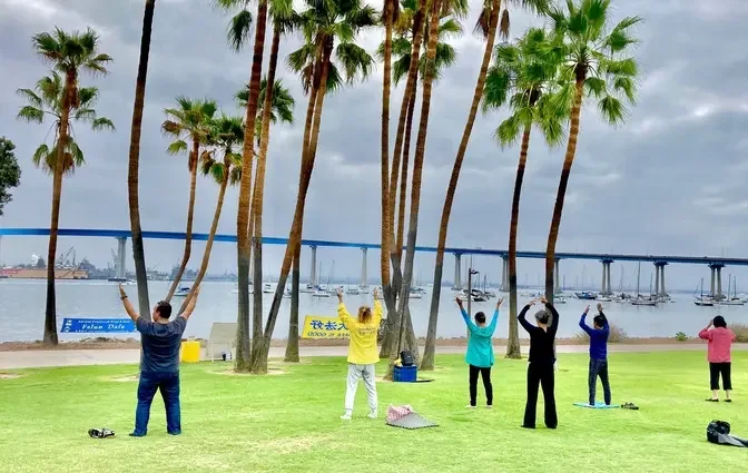 Falun Dafa exercises keep mind and body fit and youthful. Falun Dafa makes life more wonderful.