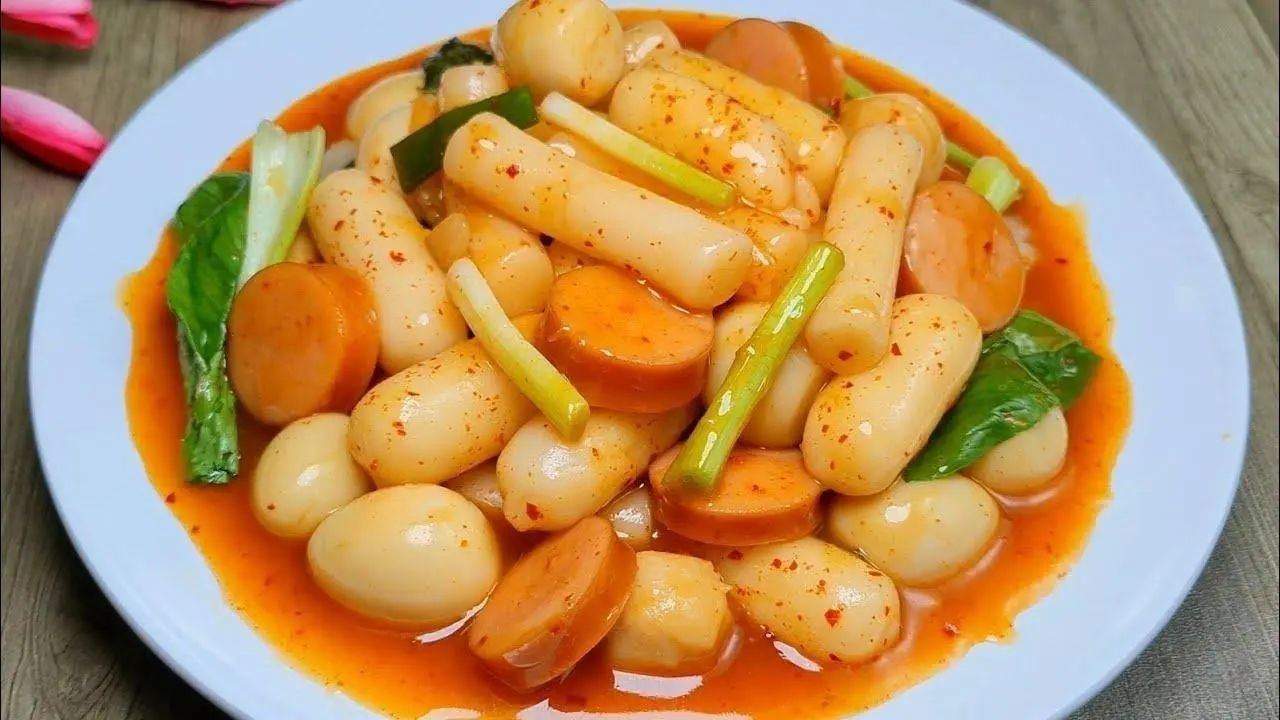 BÁNH GẠO CAY tokbokki Hàn Quốc - cách nấu tokbokki nước sốt cay cay thơm sắc thái - Tú Lê Miền Tây