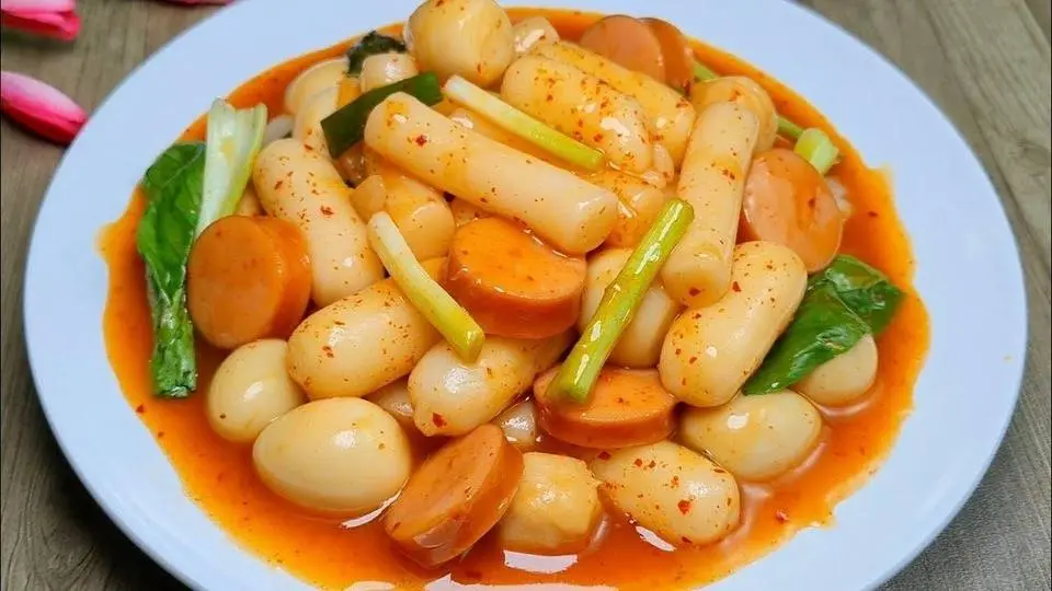BÁNH GẠO CAY tokbokki Hàn Quốc - cách nấu tokbokki nước sốt cay cay thơm sắc thái - Tú Lê Miền Tây