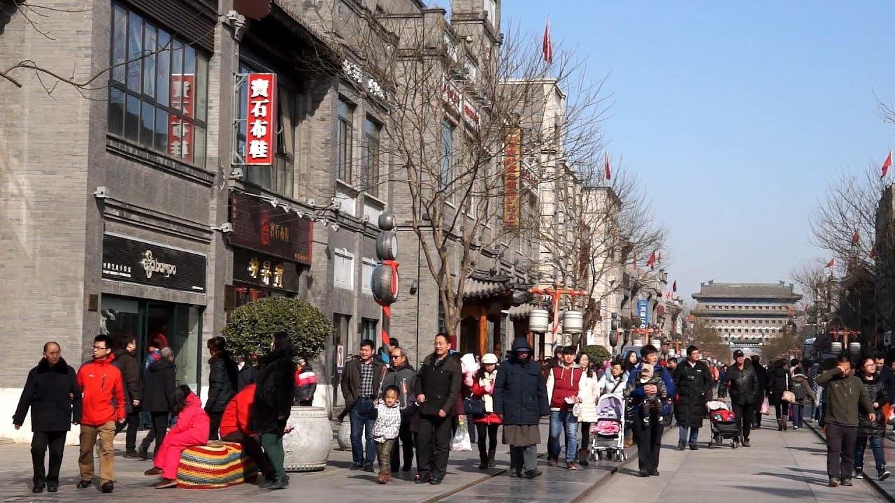 北京前门大街，即正阳门大街，北京著名商业街，长845米，宽20米，百年老店争相落户。