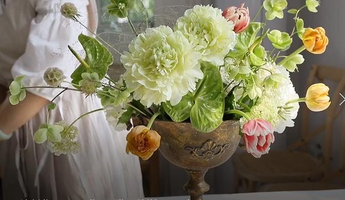 flower arrangement with turtleneck vase
