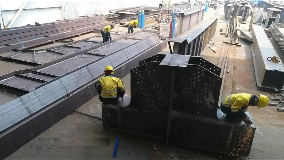 Toàn bộ quá trình chế tạo và lắp đặt cầu thép sử dụng máy móc, công nghệ hiện đại nhất