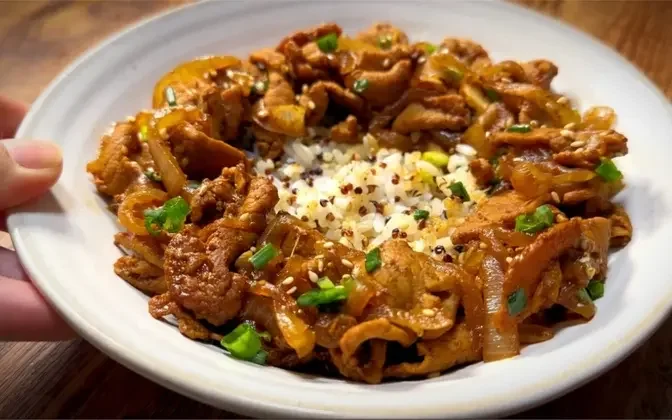 今日減脂菜單—照燒豬肉蓋飯，好吃也好學。 。 。