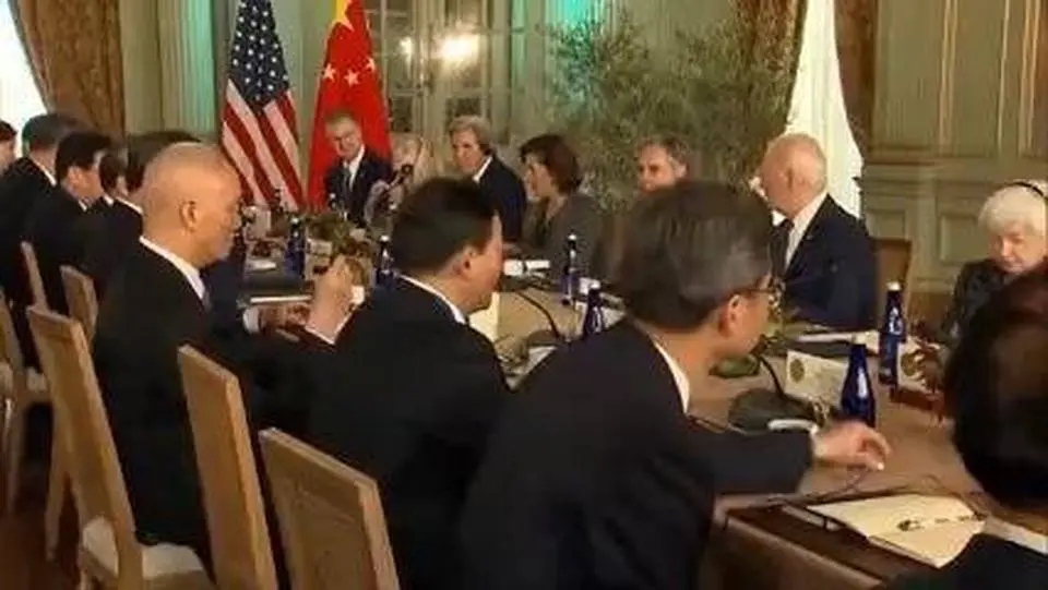 11月15日，习近平与拜登会在菲洛丽庄园会面。现场有记者用中文问习近平：“习主席，你相信拜登吗？”，记者还用英文问习近平和拜登：“你们互相信任吗？”习近平身边是蔡奇和王毅，而拜登身边是耶伦和布林肯。