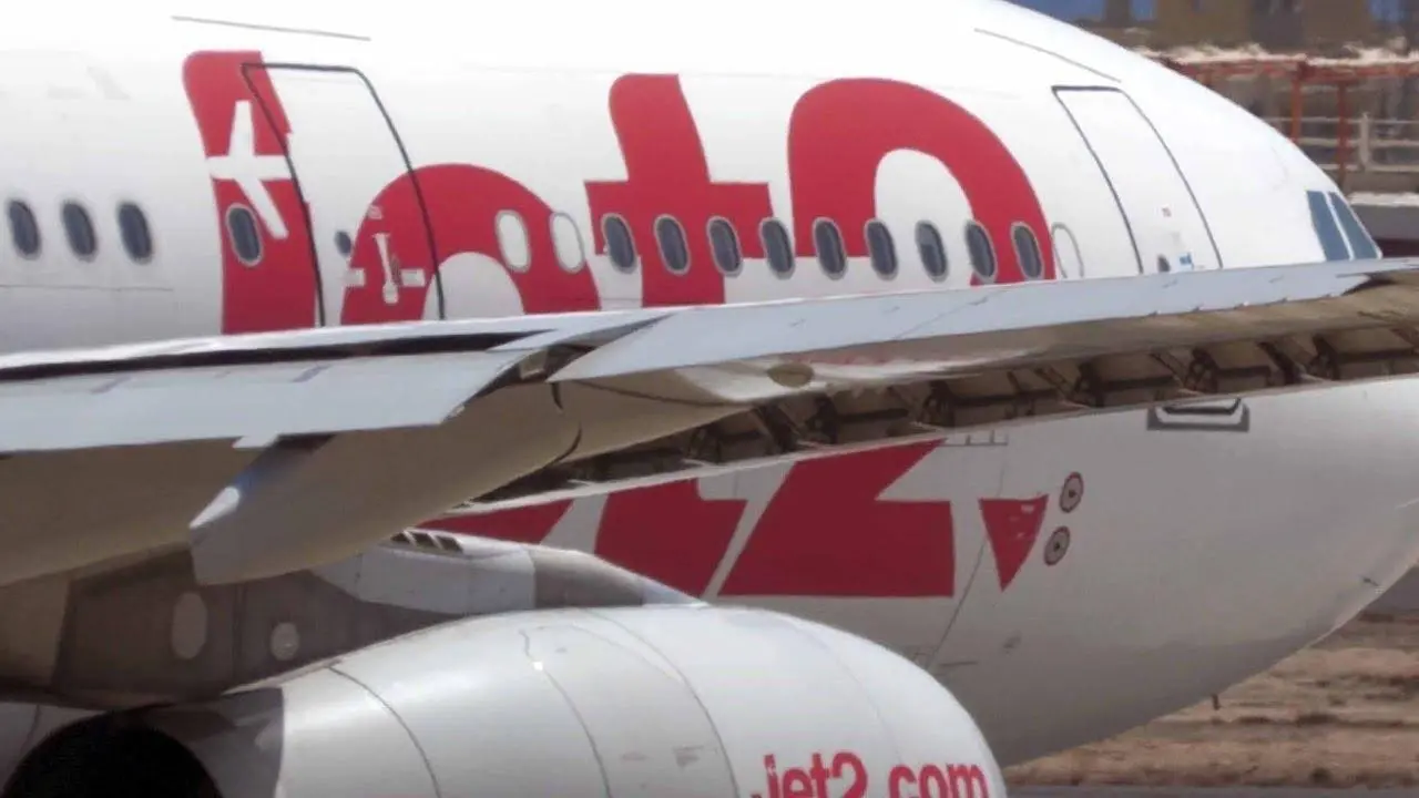 Mesmerizing 4K Spectacle: Thrilling Landings and Takeoffs at South Tenerife Airport!