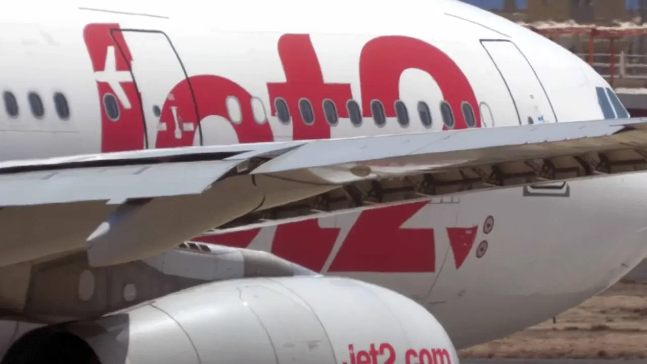 Mesmerizing 4K Spectacle: Thrilling Landings and Takeoffs at South Tenerife Airport!