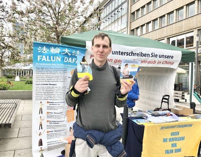 Mannheim, Germania: Oamenii susţin Falun Gong în timpul activităţilor de comemorare a apelului din 25 aprilie 1999 de la Beijing