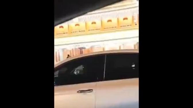 3月10日，海外X平台熱傳一段視頻，一輛黑色轎車衝擊中南海新華門，一眾安保人員將司機控制，並抬著他一路小跑。｜ #大紀元新聞網