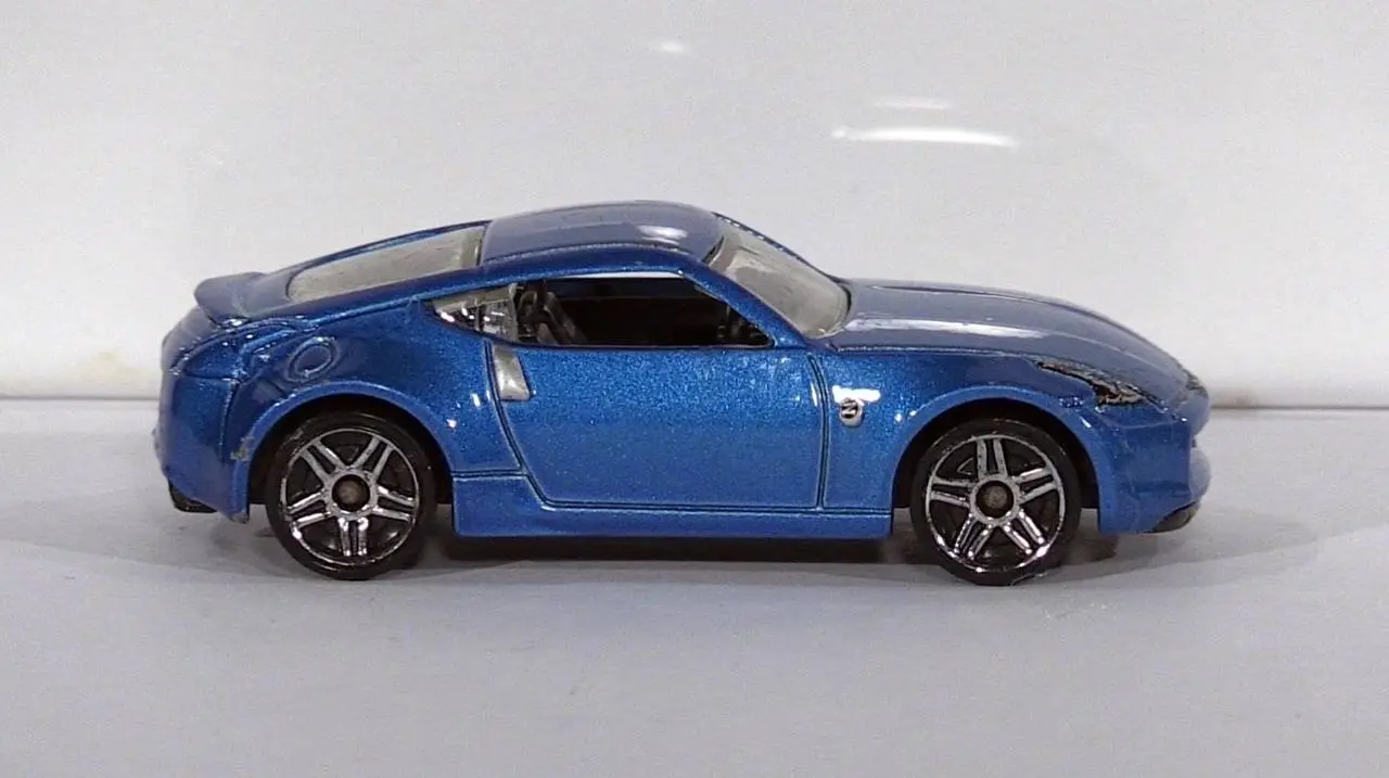 CJ Drives a Nissan 350Z