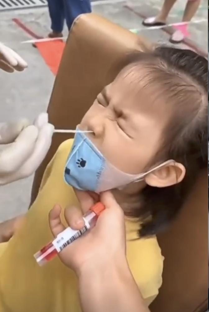 In CCP China, Children Terrified by Extremely Long COVID Test Sampling Stick 「這麼長！」