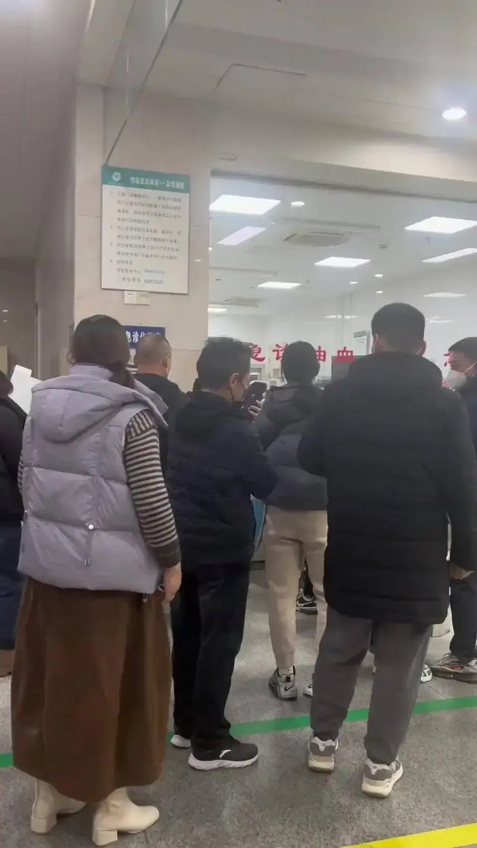 晚上10點，江蘇某醫院，急診患者仍大排長龍。
