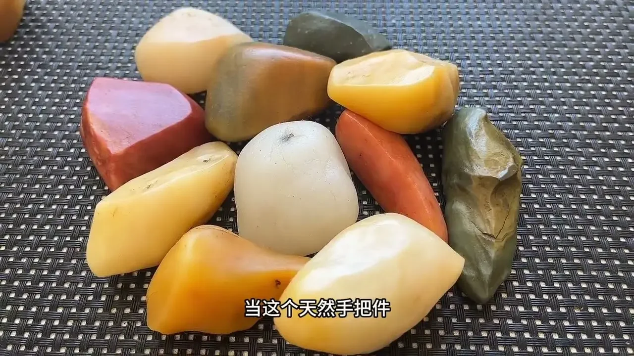 戈壁滩捡到的各种各样的玉石今天给大家做福利啦！喜欢的快来