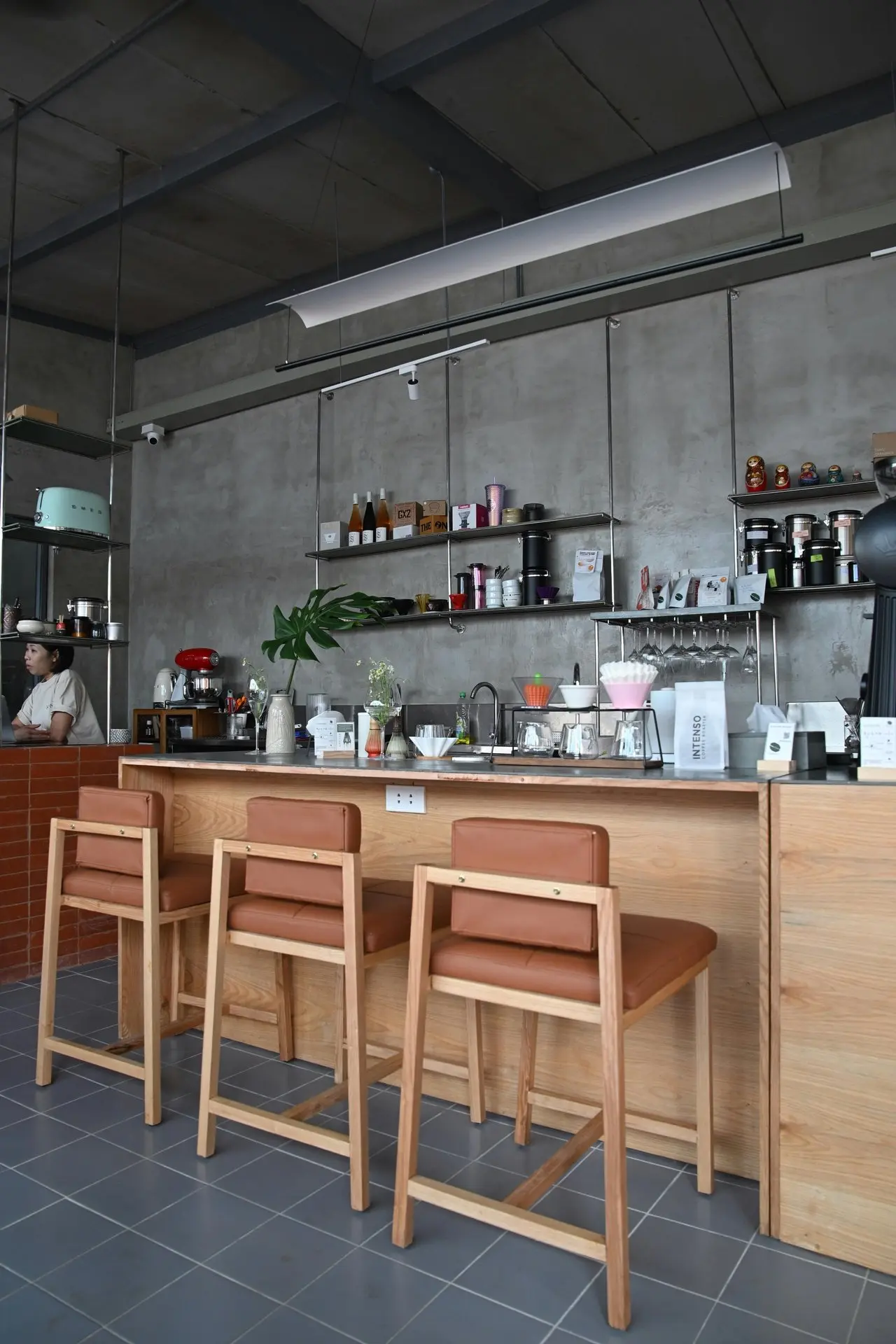 Menciptakan Area Bar yang Fancy namun Fungsional (Creating a Fancy Yet Functional Home Bar Area)