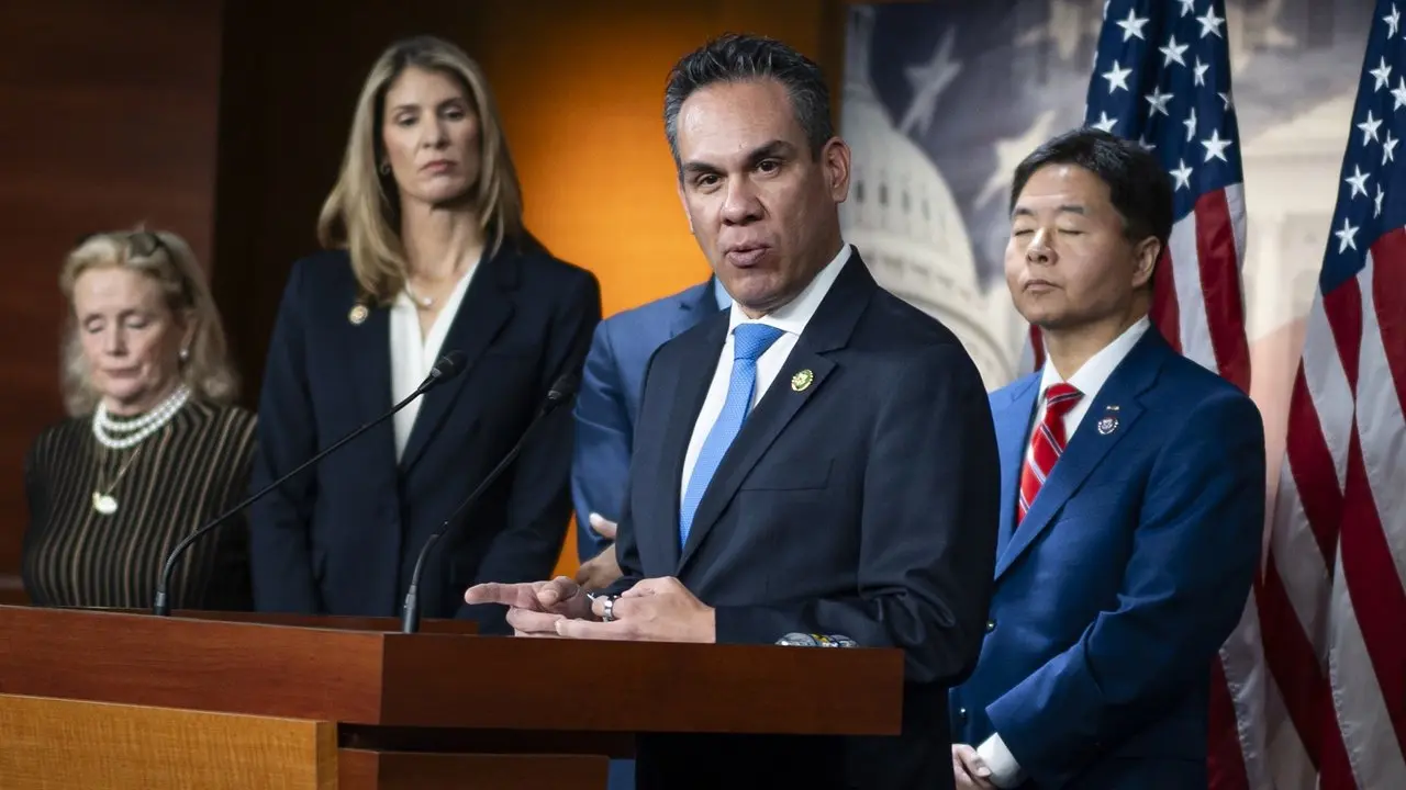 REPLAY: House Democratic Leadership Holds Weekly Press Conference